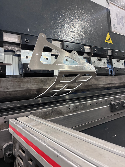 Press brake forming a metal part